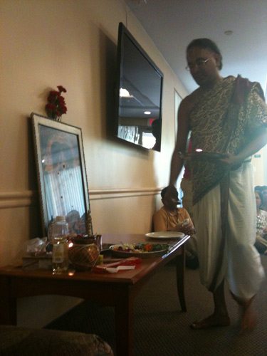 02_sv-camp A priest from the Sri Venkateswara temple in Pittsburgh does a puja to officially begin the youth camp.