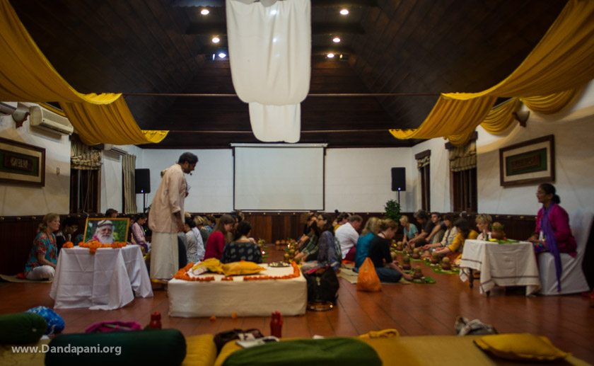 Janahan about to begin his afternoon class that covered the topics of devotion, ritual, chanting and breath work.